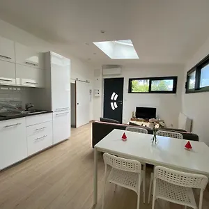 Appartement Paisible Proche Centre, Bron